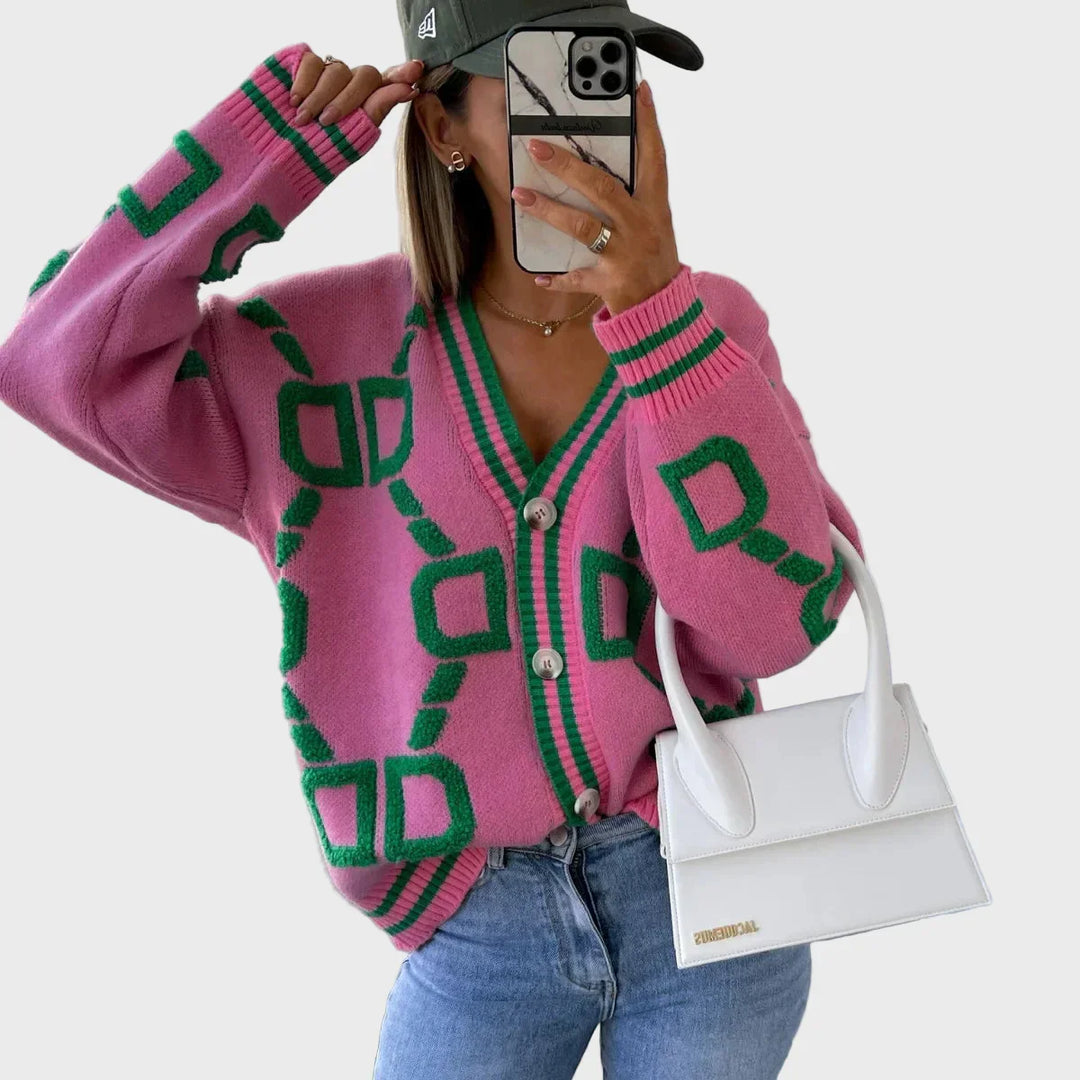 Moodne geomeetrilise mustriga kootud vest.