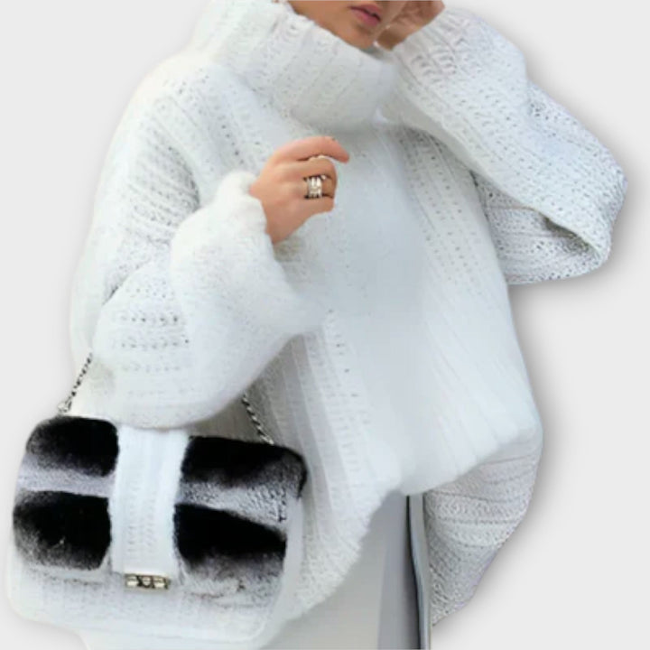 Paulina soe ja mugav kapuutsiga dressipluus.