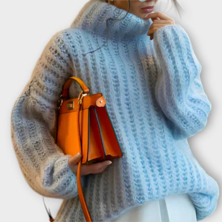 Paulina soe ja mugav kapuutsiga dressipluus.