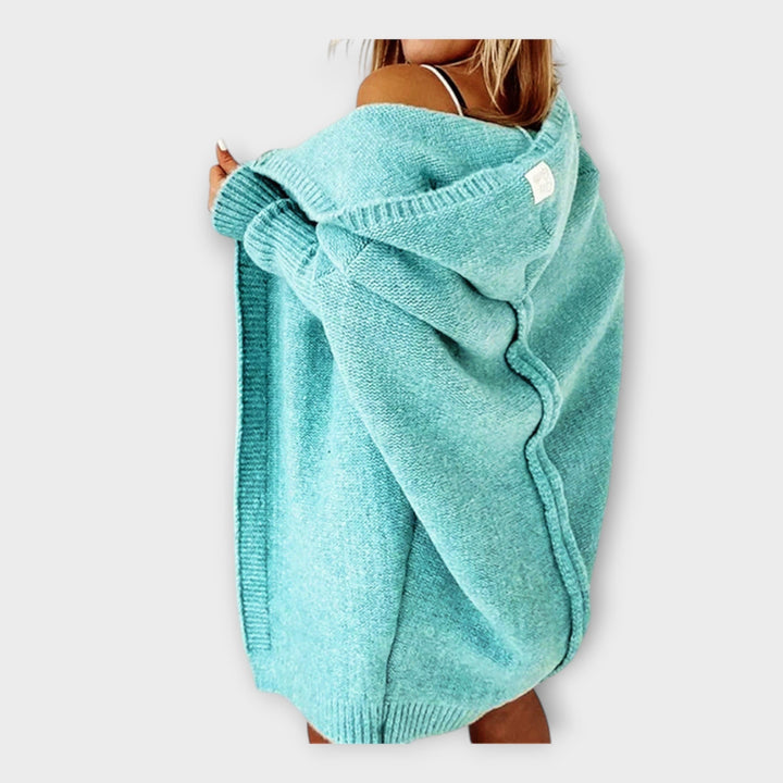 Kootud kapuutsiga kardigan soe ja mugav.