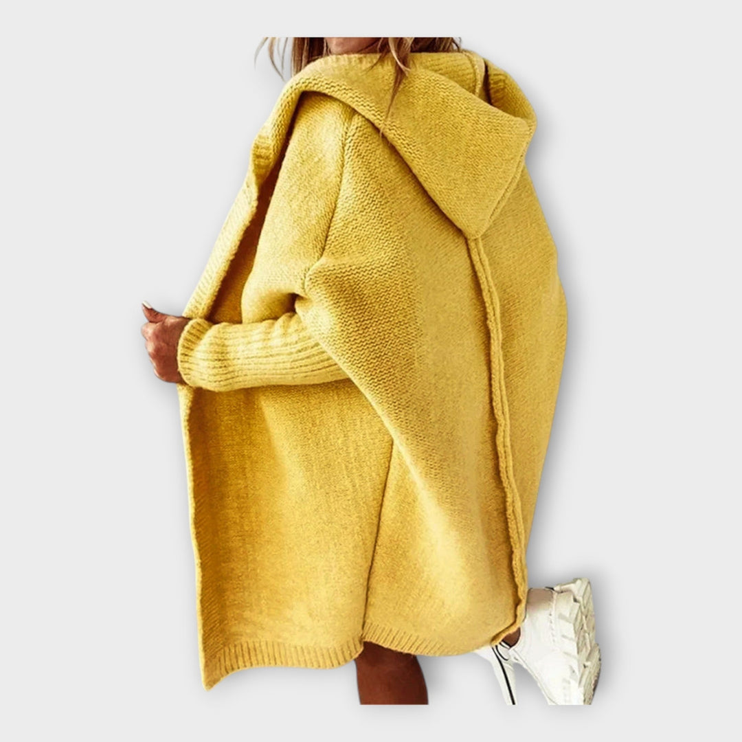 Kootud kapuutsiga kardigan soe ja mugav.