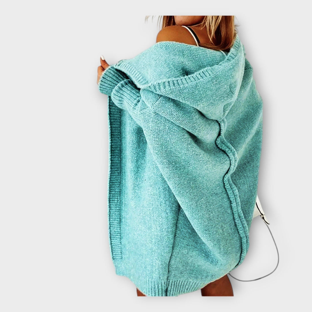 Kootud kapuutsiga kardigan soe ja mugav.