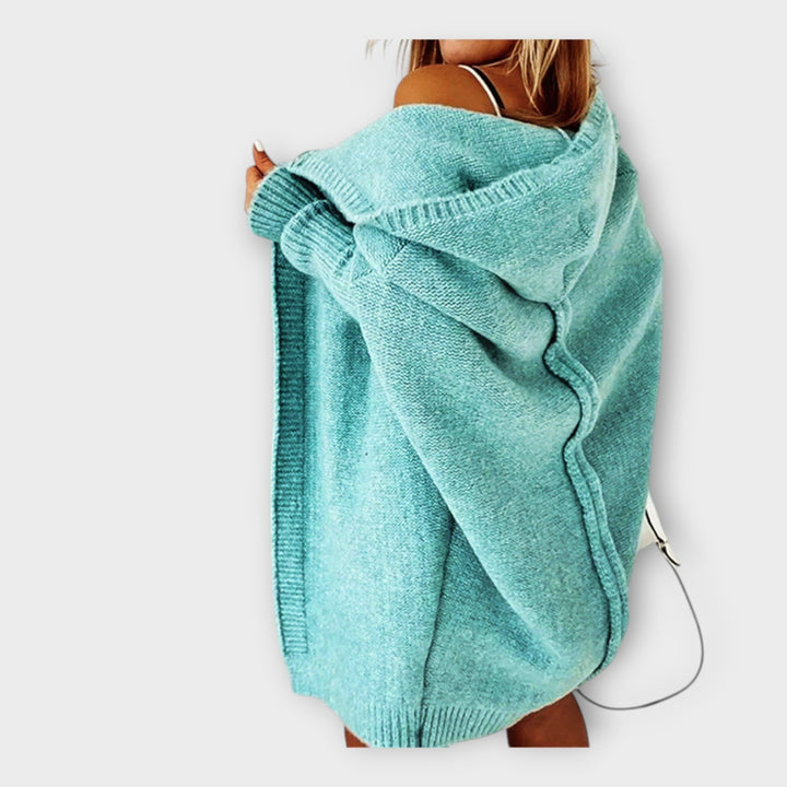 Kootud kapuutsiga kardigan soe ja mugav.