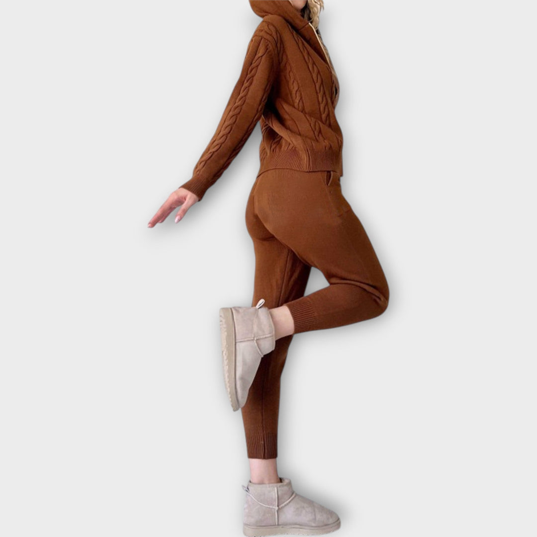 Kootud komplekt kapuutsi ja kardiganiga - soe ja mugav.