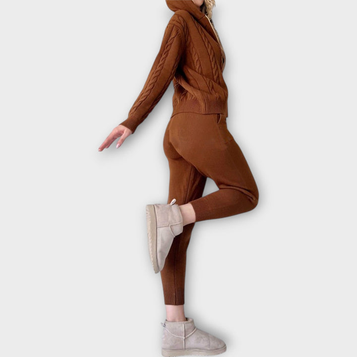 Kootud komplekt kapuutsi ja kardiganiga - soe ja mugav.