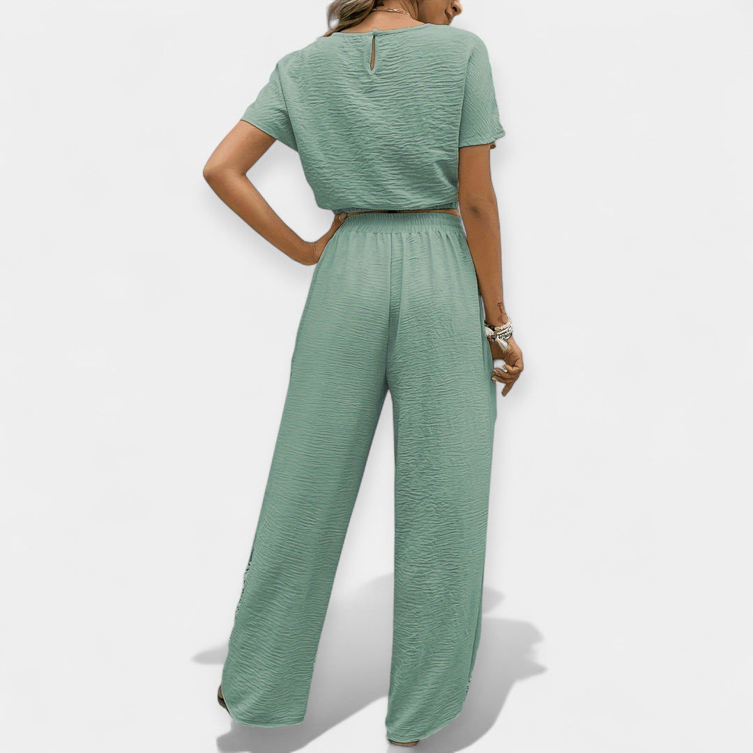 Stiilne laia lõikega komplekt mugavuseks.