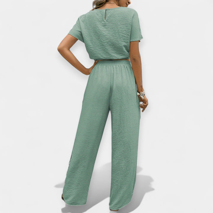 Stiilne laia lõikega komplekt mugavuseks.