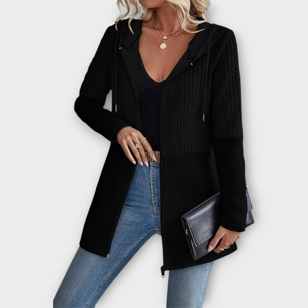 Stiilne kapuutsiga jakk modernsete detailidega.