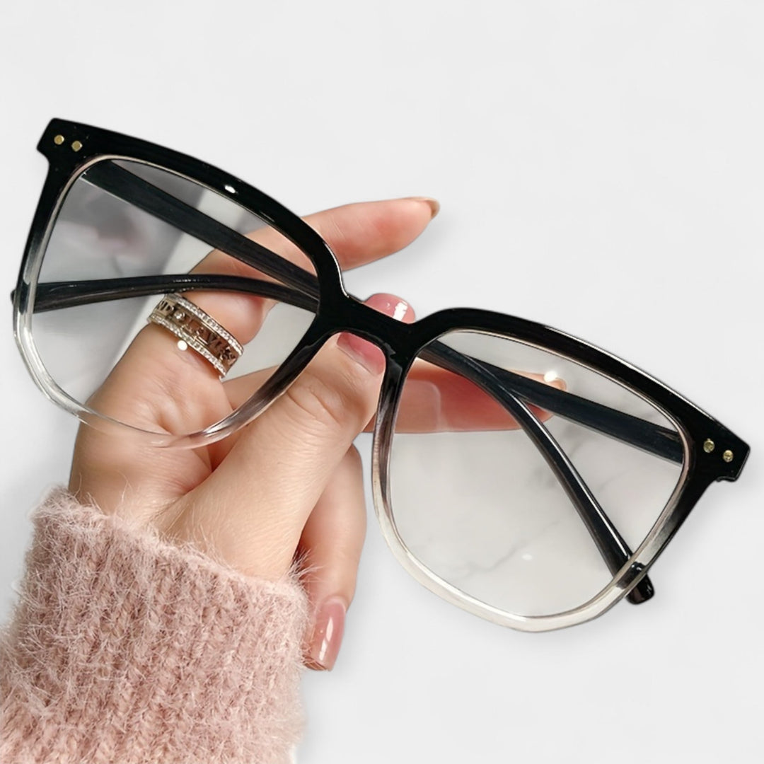 Sinised ruudukujulised valgusprillid stiilseks kaitseks.