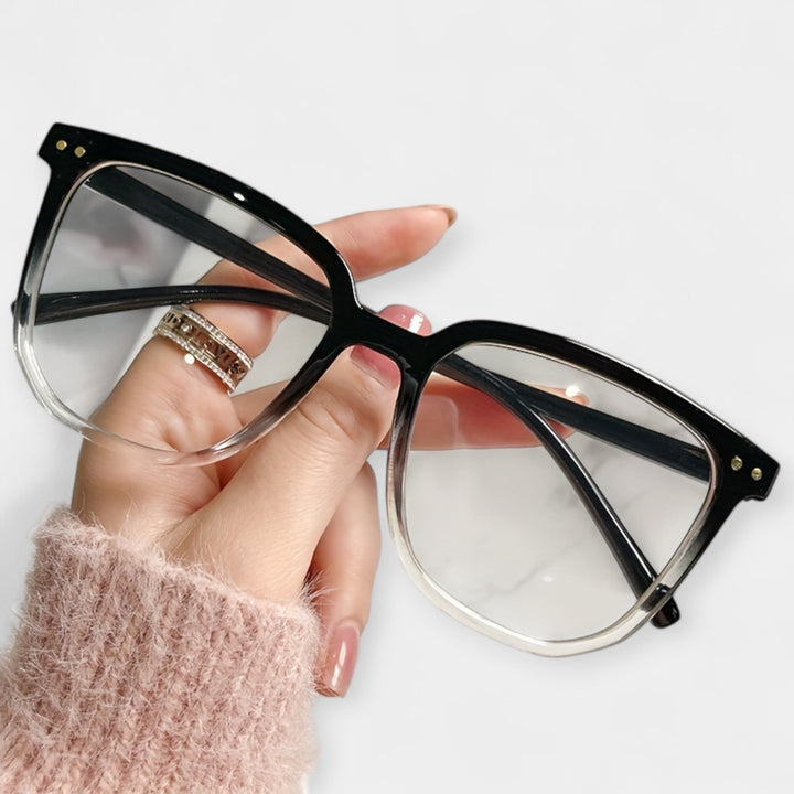 Sinised ruudukujulised valgusprillid stiilseks kaitseks.