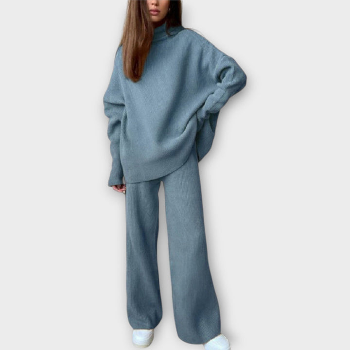 Kootud komplekt laia lõikega ja minimalistliku disainiga.