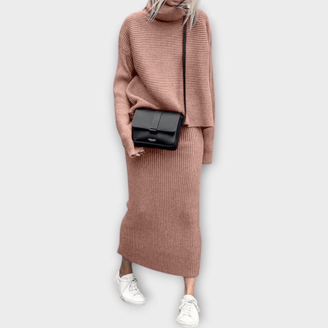 Kootud komplekt kõrge kaelusega ja seelikuga.