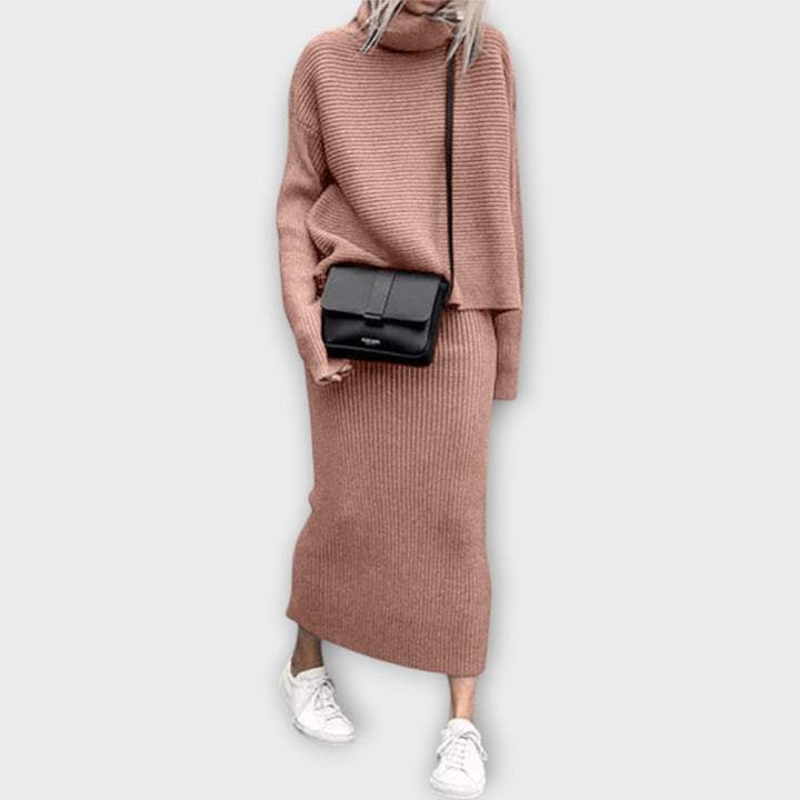 Kootud komplekt kõrge kaelusega ja seelikuga.