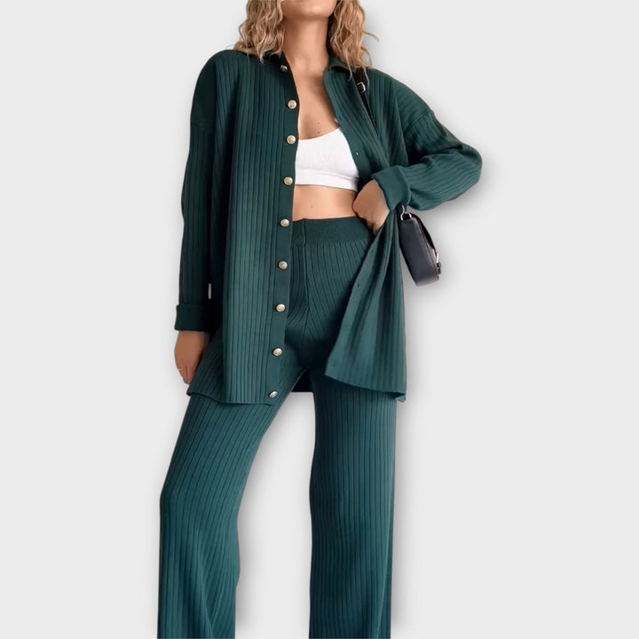 Komplekt elegantsete soonikkoes detailidega.