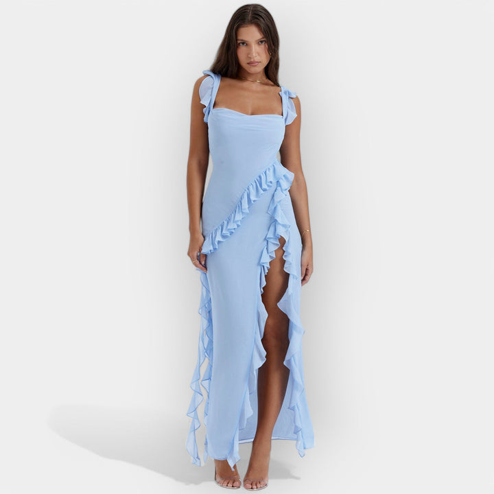 Lühike kleit lõhiku ja volangidega.