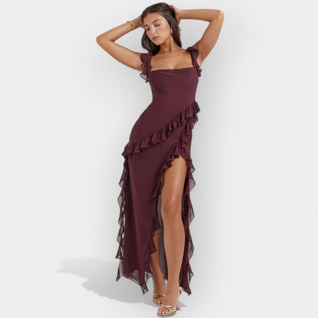 Lühike kleit lõhiku ja volangidega.