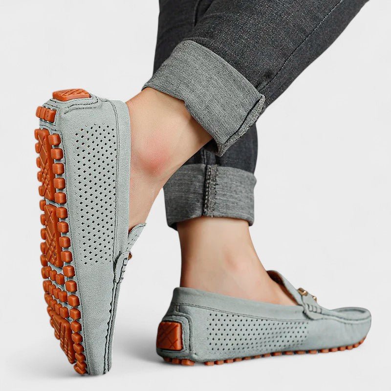 August disainitud nahast kingad mugavuse ja stiili jaoks.