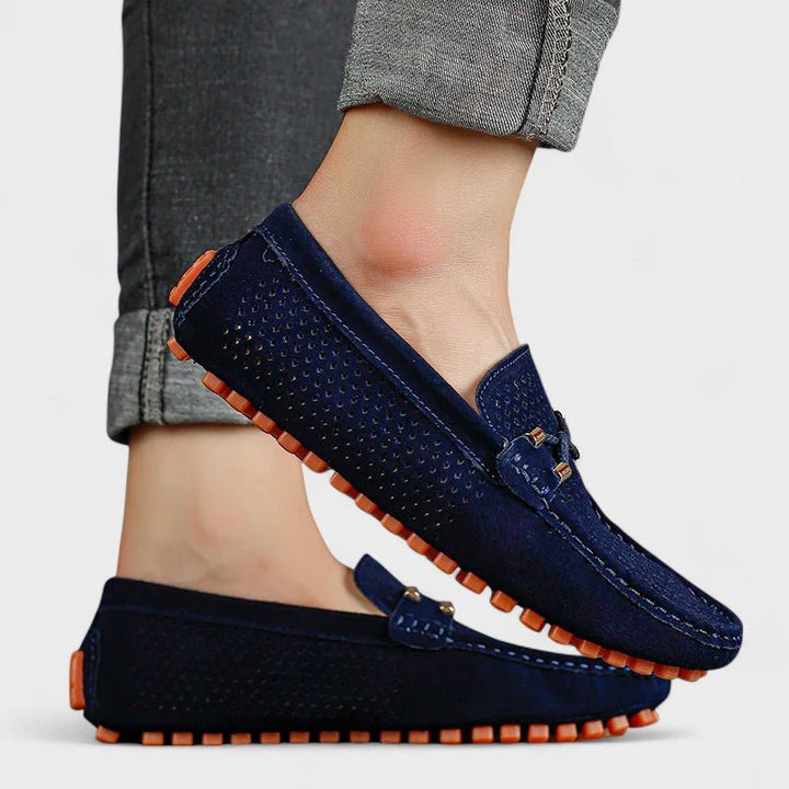 August disainitud nahast kingad mugavuse ja stiili jaoks.