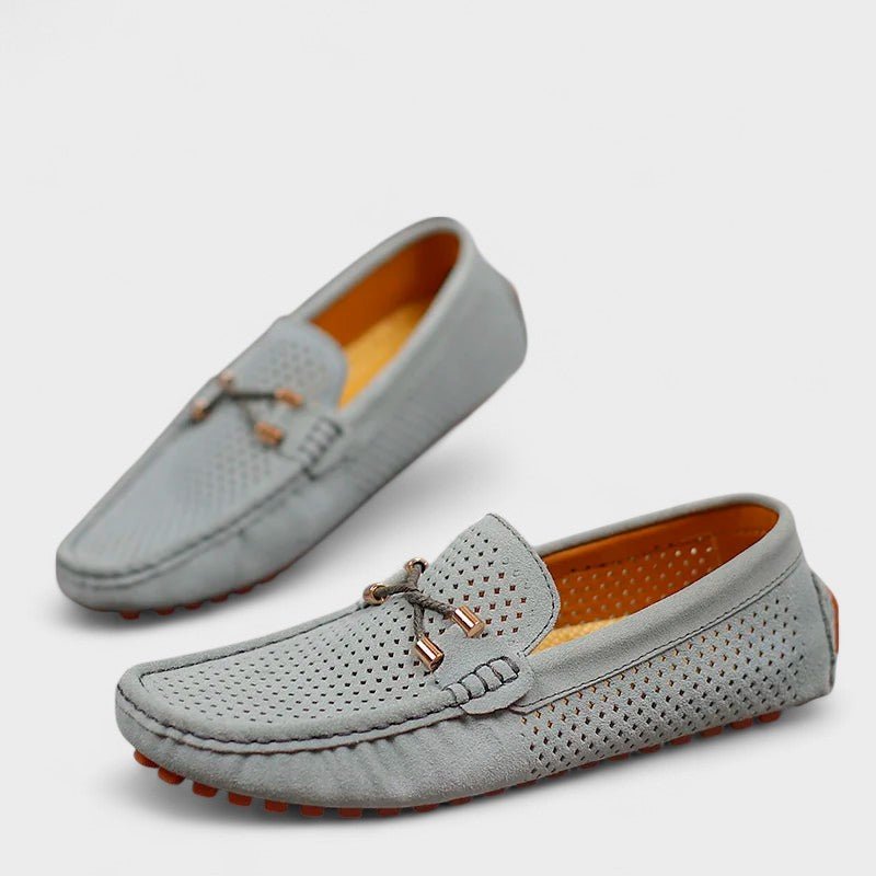 August disainitud nahast kingad mugavuse ja stiili jaoks.