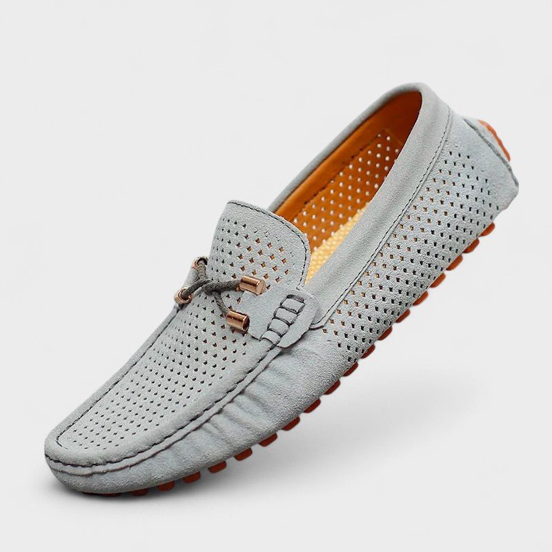 August disainitud nahast kingad mugavuse ja stiili jaoks.