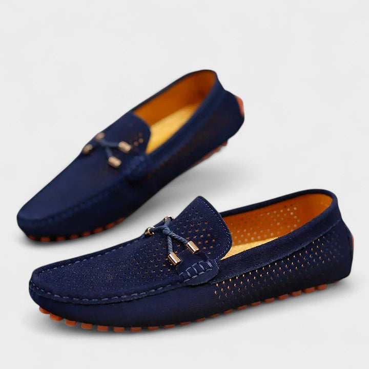 August disainitud nahast kingad mugavuse ja stiili jaoks.