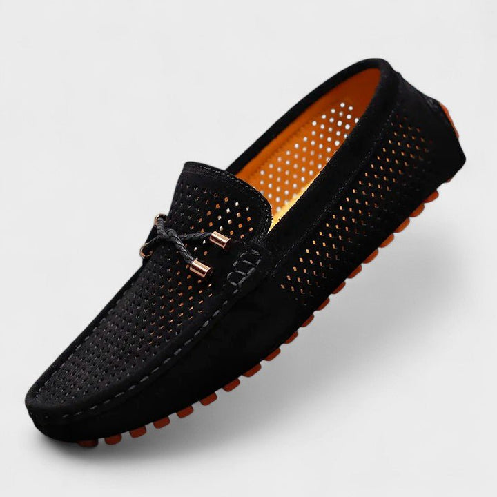 August disainitud nahast kingad mugavuse ja stiili jaoks.