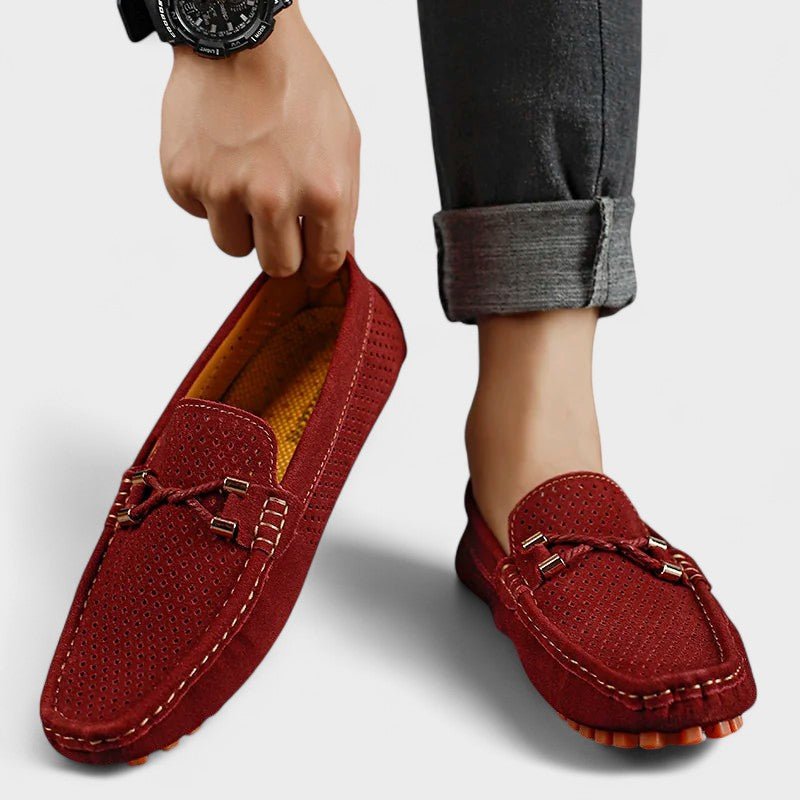 August disainitud nahast kingad mugavuse ja stiili jaoks.