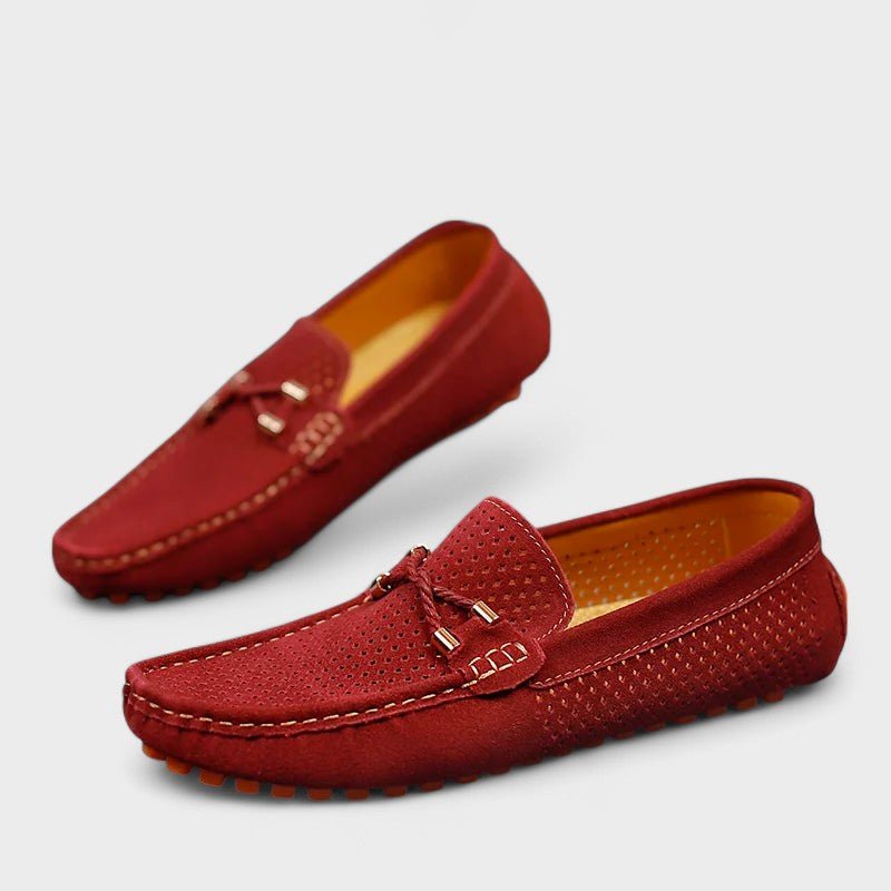 August disainitud nahast kingad mugavuse ja stiili jaoks.