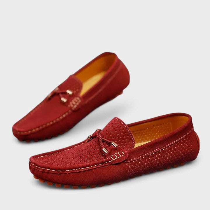 August disainitud nahast kingad mugavuse ja stiili jaoks.