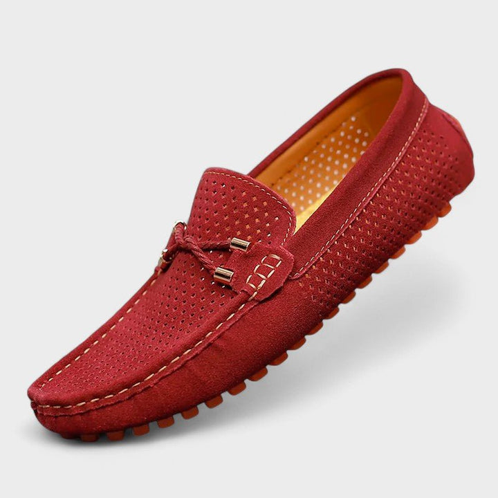 August disainitud nahast kingad mugavuse ja stiili jaoks.