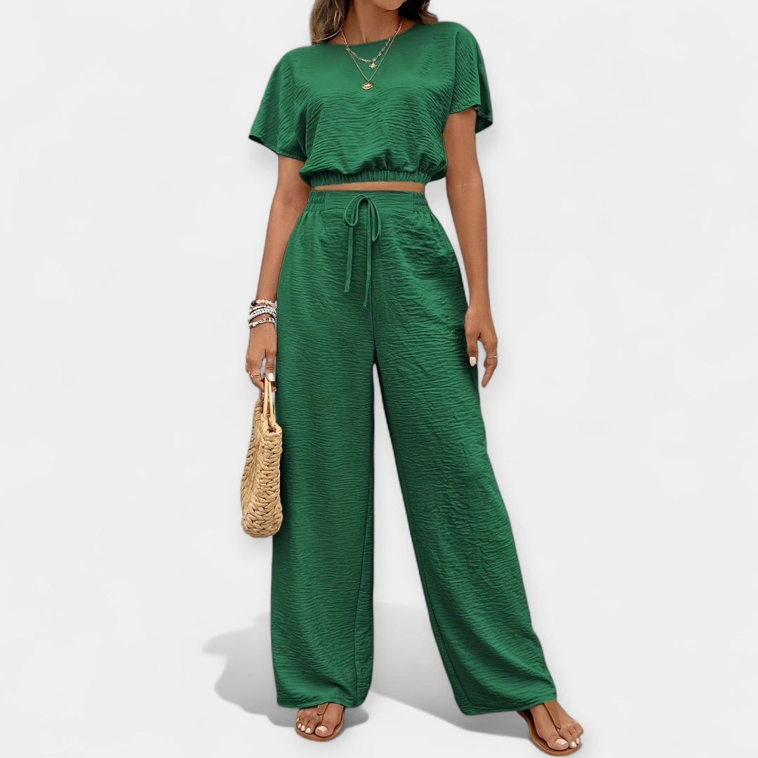 Stiilne laia lõikega komplekt mugavuseks.