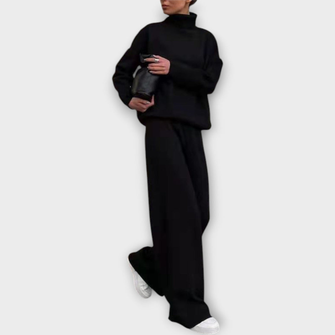 Kootud komplekt kõrge kaelusega ja pükstega - mugavus ja stiil.