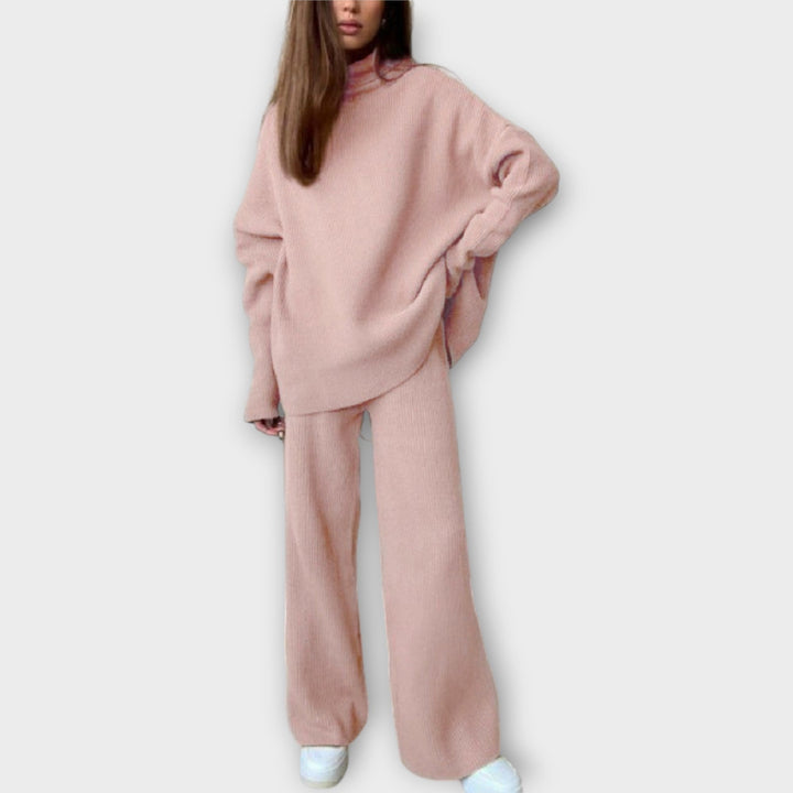 Kootud komplekt laia lõikega ja minimalistliku disainiga.