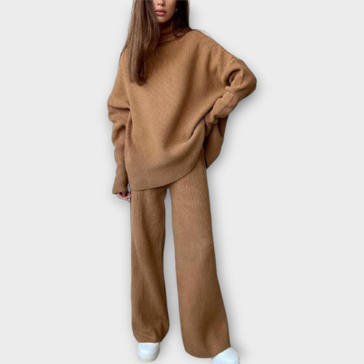 Kootud komplekt laia lõikega ja minimalistliku disainiga.