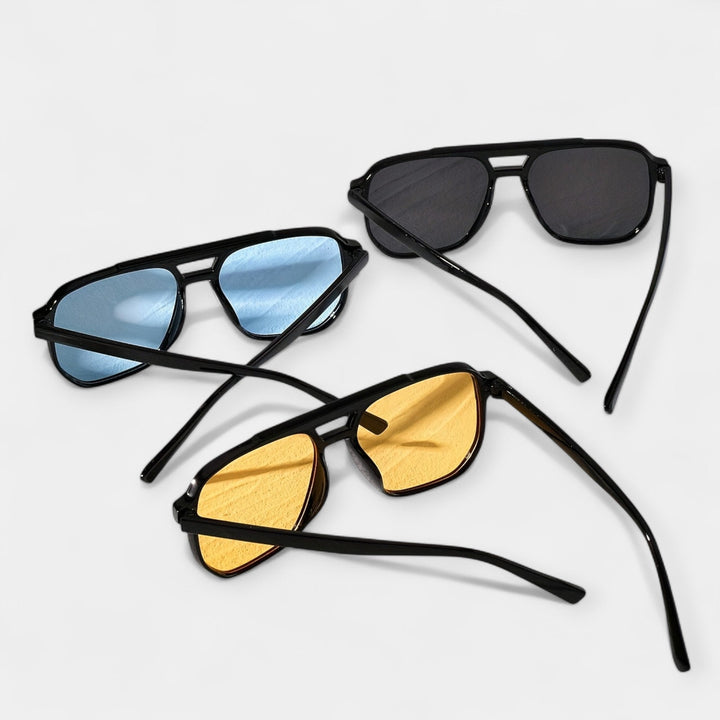 Ruudukujulised prillid neetidega ja stiilne välimus