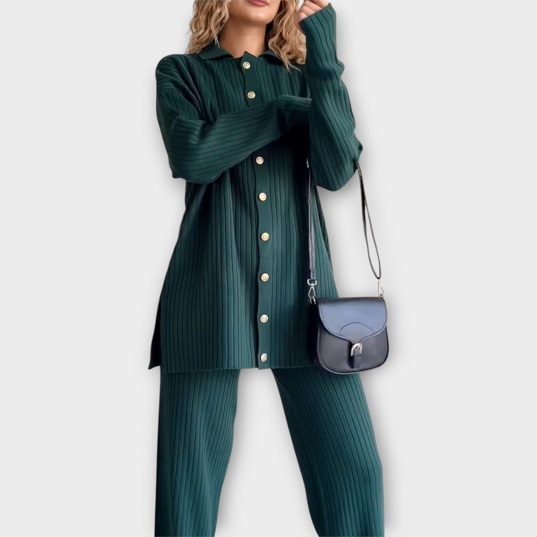 Komplekt elegantsete soonikkoes detailidega.