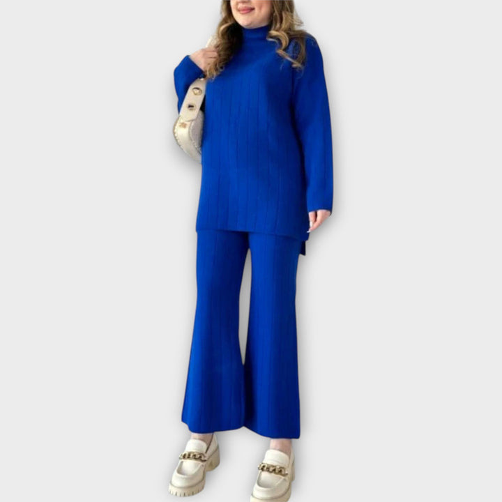 Kootud lahtise lõikega komplekt mugavuseks ja stiiliks.