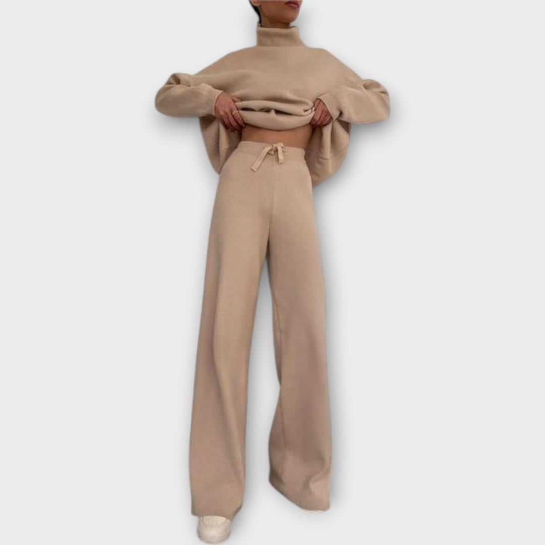 Kootud komplekt kõrge kaelusega ja pükstega - mugavus ja stiil.