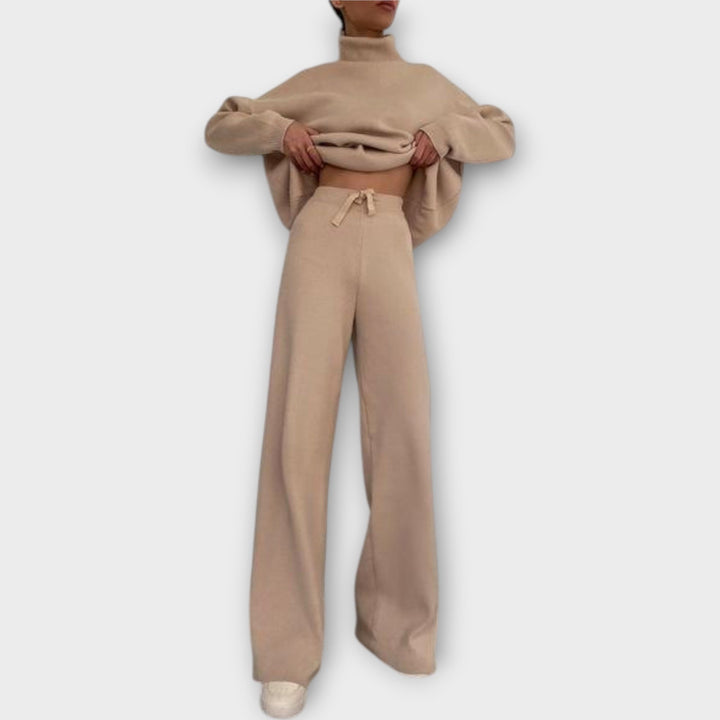 Kootud komplekt kõrge kaelusega ja pükstega - mugavus ja stiil.