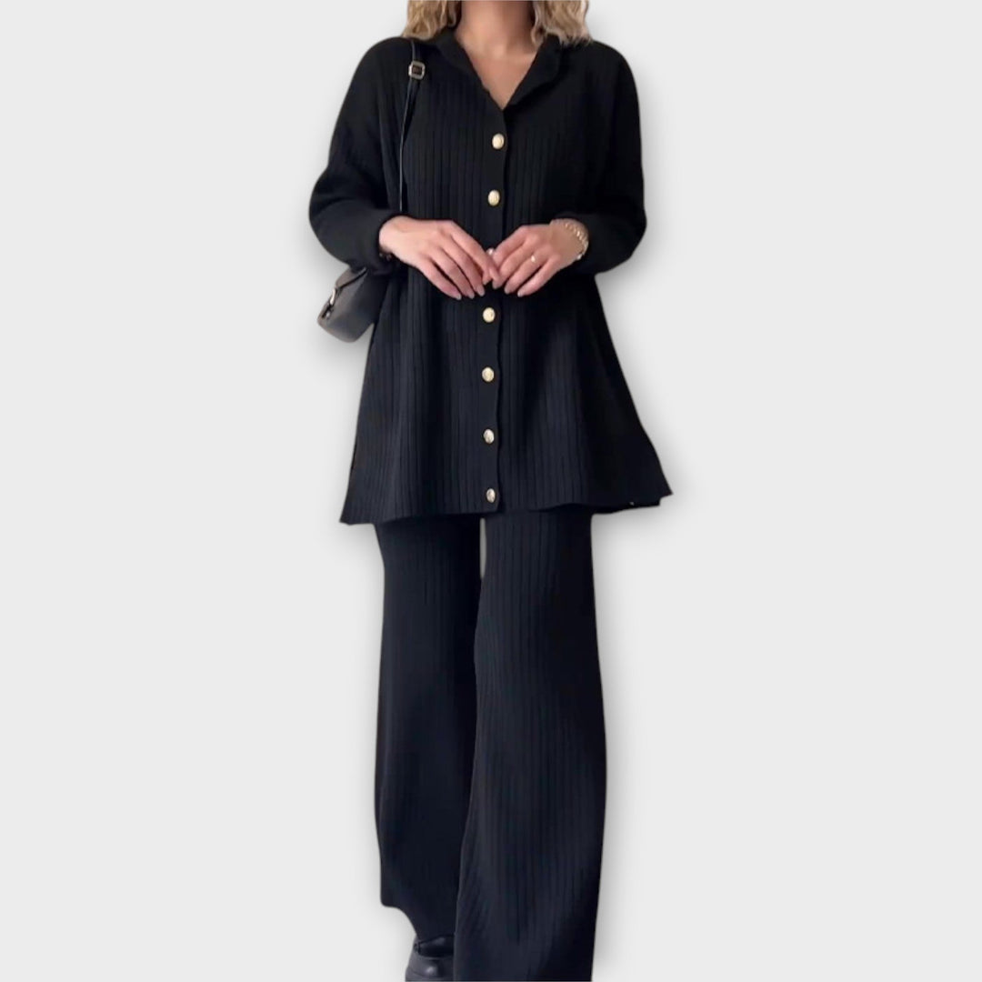 Komplekt elegantsete soonikkoes detailidega.