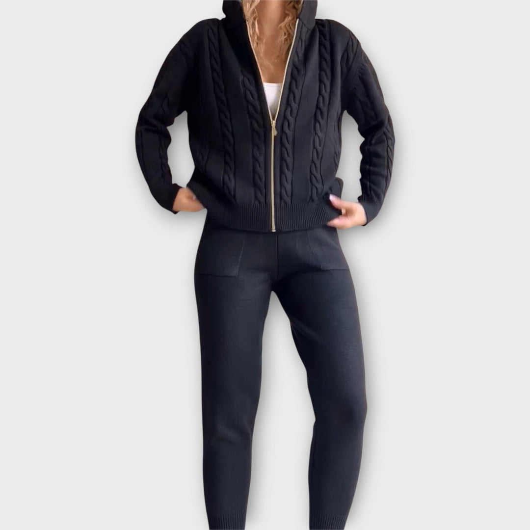 Kootud komplekt kapuutsi ja kardiganiga - soe ja mugav.