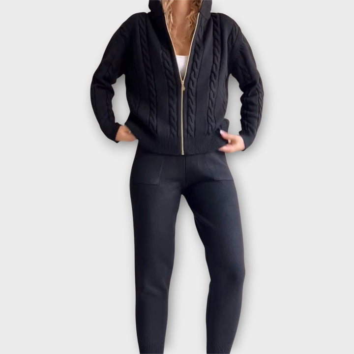 Kootud komplekt kapuutsi ja kardiganiga - soe ja mugav.