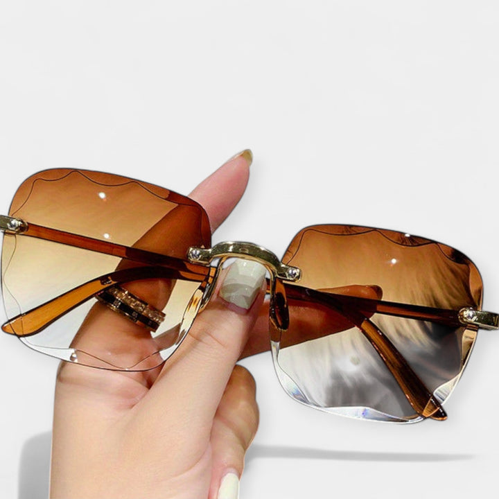 Retro raamita prillid klassikalise stiiliga.