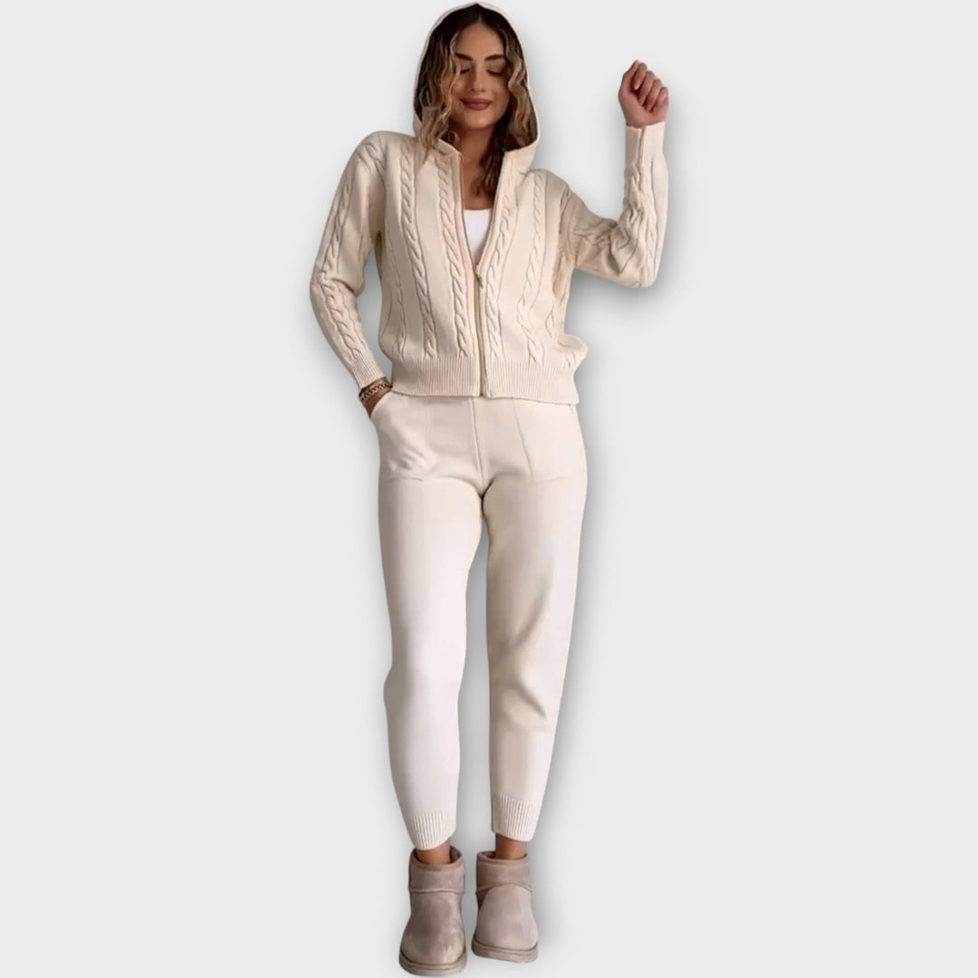 Kootud komplekt kapuutsi ja kardiganiga - soe ja mugav.