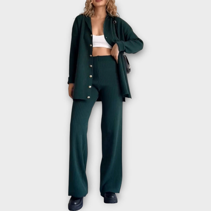 Komplekt elegantsete soonikkoes detailidega.