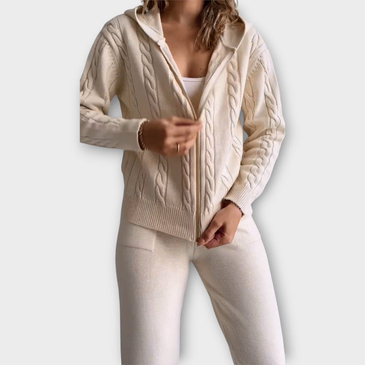 Kootud komplekt kapuutsi ja kardiganiga - soe ja mugav.