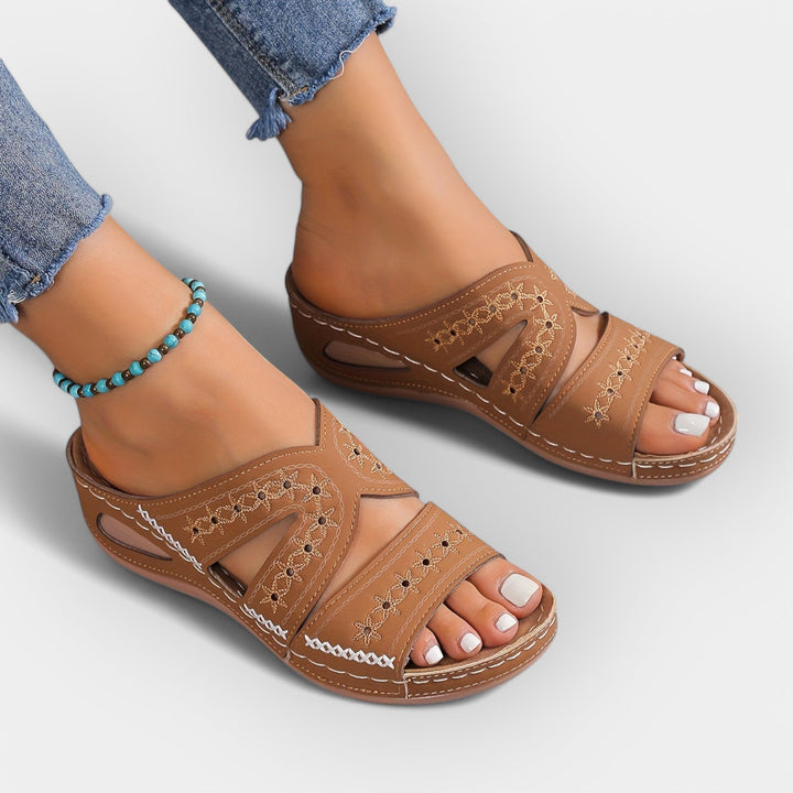 Anatoomilised sandaalid mugavuseks igapäevaseks kandmiseks.