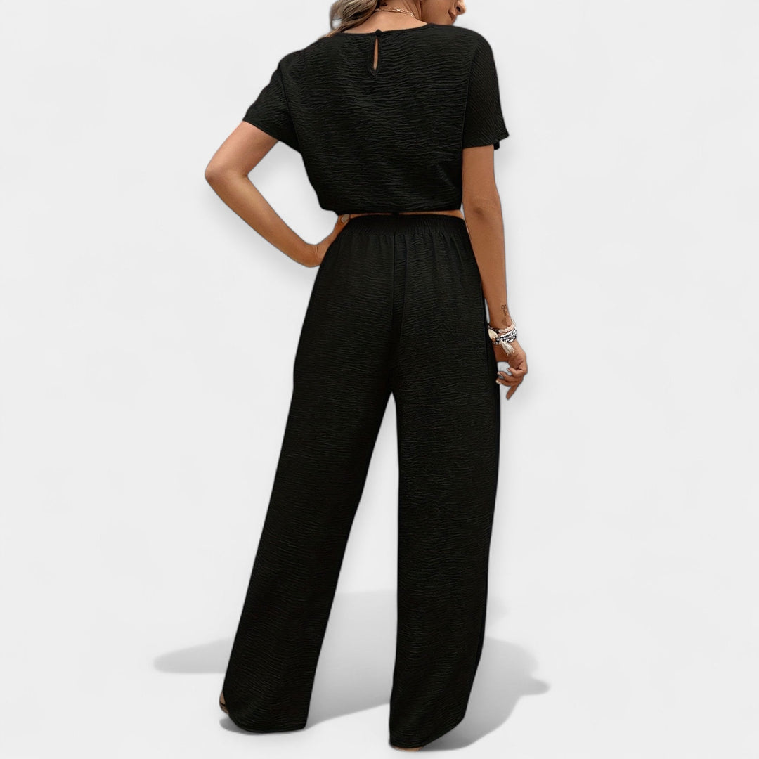 Stiilne laia lõikega komplekt mugavuseks.