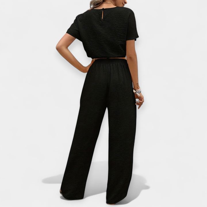 Stiilne laia lõikega komplekt mugavuseks.