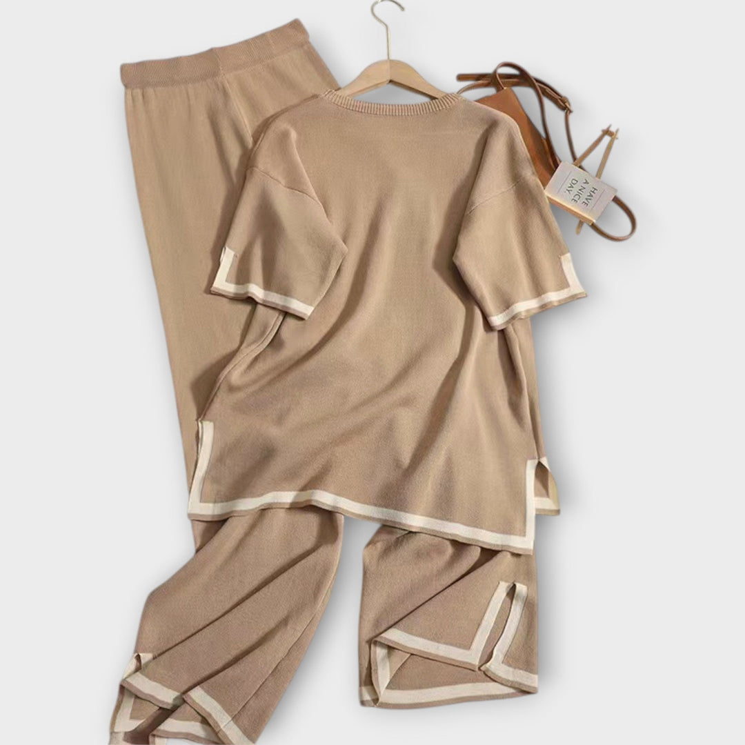 Lühikeste varrukatega kootud komplekt mugavuseks.